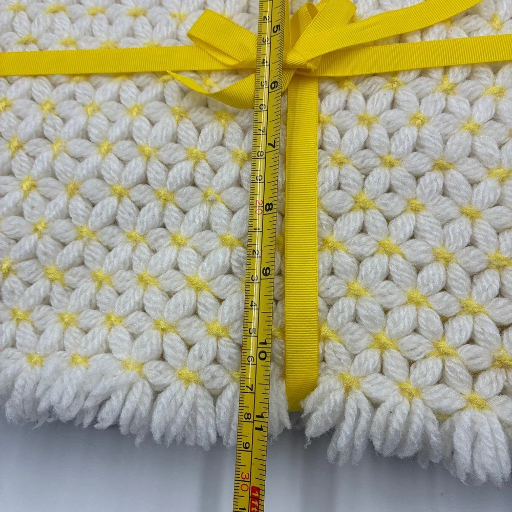 Vtg Handmade Floral Loom Knit Set of 4 Placemats White Yellow Daisy Fringe Retro